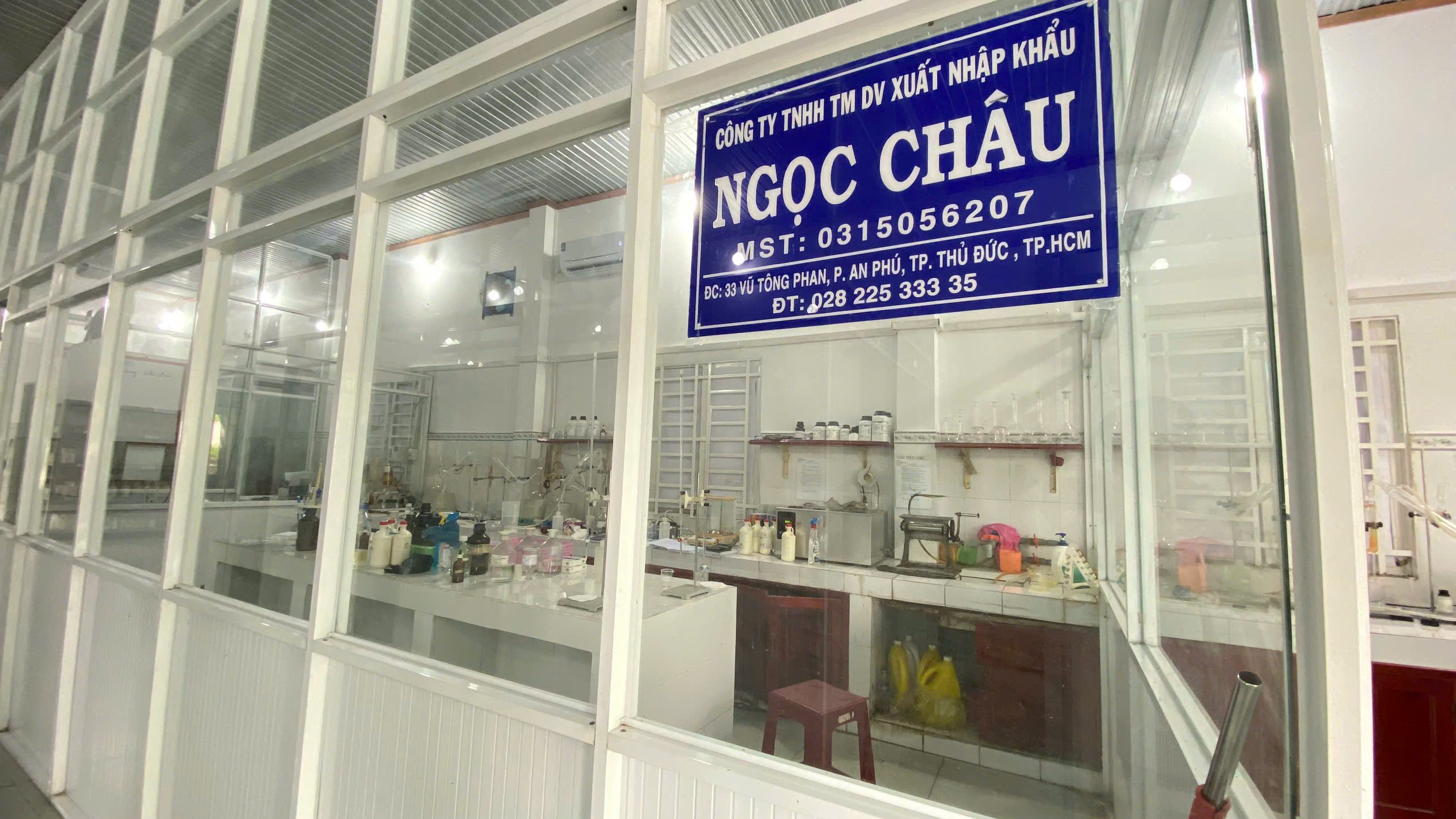 Laboratory quality testing of natural rubber latex before shipment